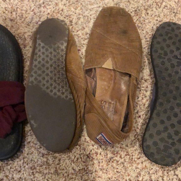 Used sandals that have a lot of life to them - Picture 4 of 5